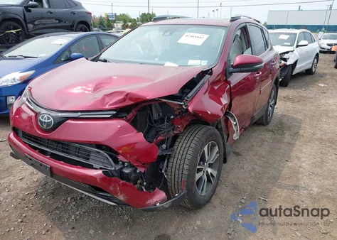 2018 Toyota Rav4 Xle z USA, uszkodzony, nr VIN JTMRFREV2JD255791